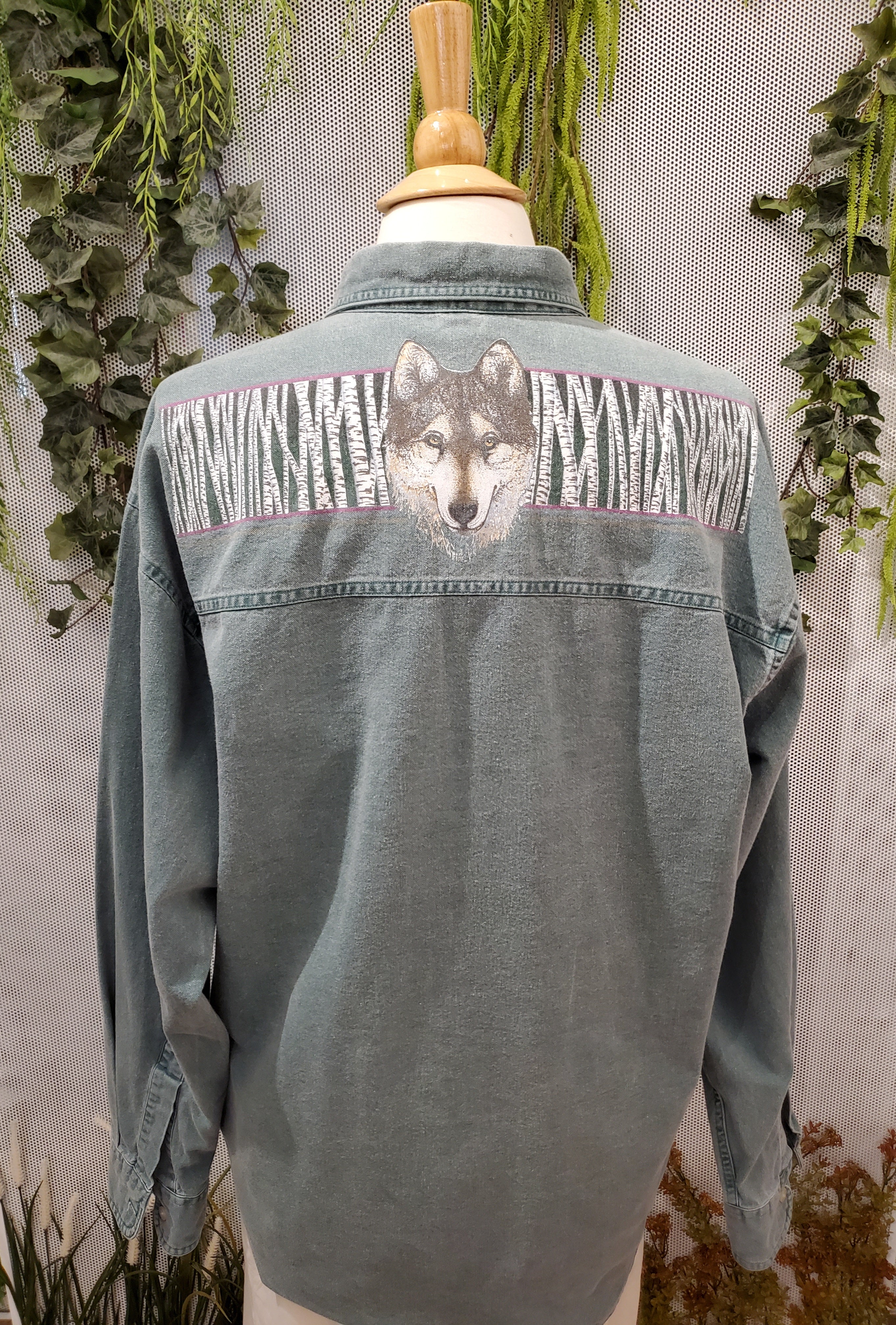 1980’s Wolf Themed Shirt